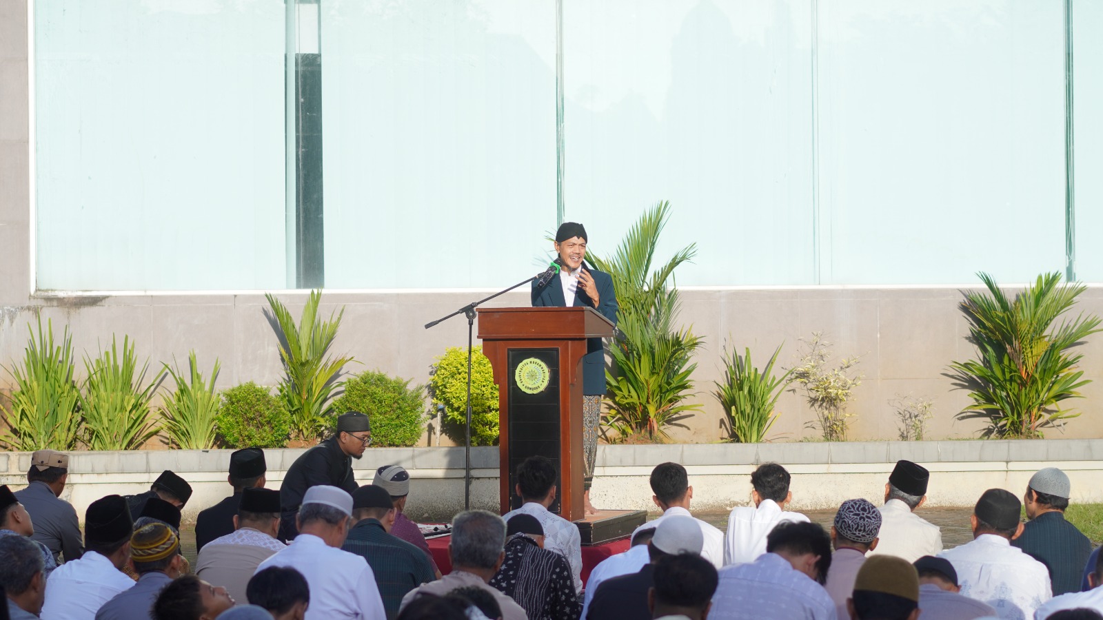 Ustaz Ikhwanussofa menyampaikan khutbah salat Idulfitri di halaman Rektorat UNIMUGO Gombong