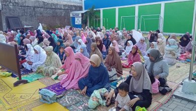 Jamaah perempuan dan anak-anak mengikuti Shalat Idul Fitri di lapangan SD Muhammadiyah Palur, Sukoharjo, Jumat (20/3/2026).