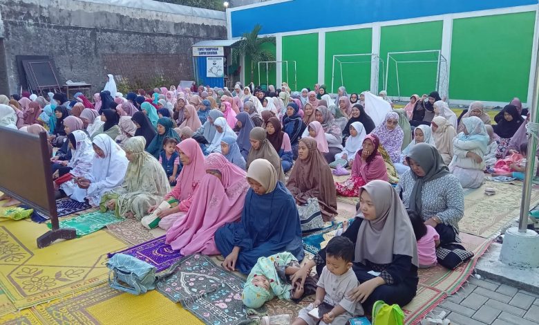 Jamaah perempuan dan anak-anak mengikuti Shalat Idul Fitri di lapangan SD Muhammadiyah Palur, Sukoharjo, Jumat (20/3/2026).