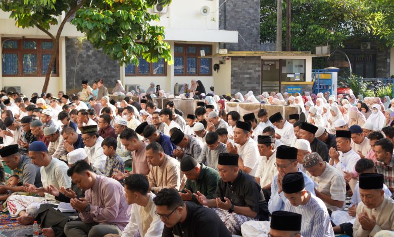Ratusan jemaah mengikuti Salat Idulfitri 1447 H di halaman Kampus 2 UNIMMA, Magelang, Jumat (20/3/2026).
