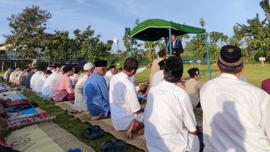 Jemaah mengikuti Salat Idulfitri 1447 H yang digelar PRM Ngasem di Lapangan Jati Kencana, Colomadu, Karanganyar, Jumat (20/3/2026).