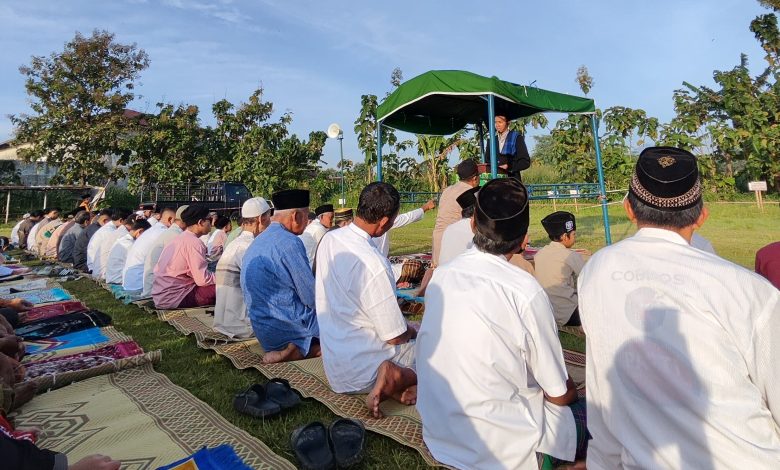 Jemaah mengikuti Salat Idulfitri 1447 H yang digelar PRM Ngasem di Lapangan Jati Kencana, Colomadu, Karanganyar, Jumat (20/3/2026).