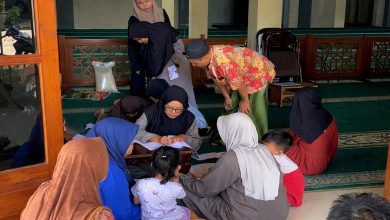Panitia zakat Masjid Al-Istiqomah Tahunan, Jepara, mendata dan menyalurkan zakat kepada warga penerima manfaat pada Ramadan 1447 H.
