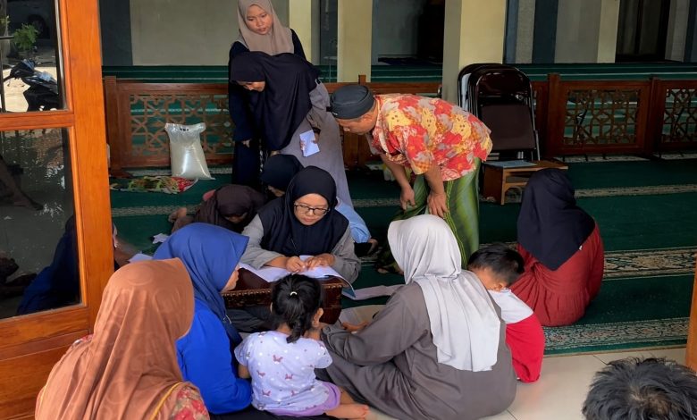 Panitia zakat Masjid Al-Istiqomah Tahunan, Jepara, mendata dan menyalurkan zakat kepada warga penerima manfaat pada Ramadan 1447 H.