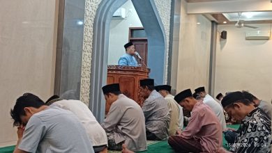 Ramzidhia Alifadhil Razaan menyampaikan kultum di Masjid Al-Istiqomah Tahunan, Jepara, sementara jemaah menyimak dengan khusyuk, Senin (15/12/2026).