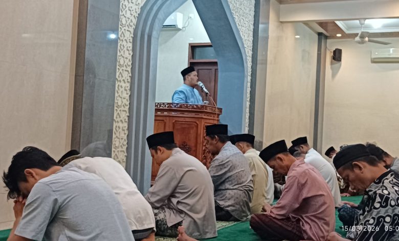 Ramzidhia Alifadhil Razaan menyampaikan kultum di Masjid Al-Istiqomah Tahunan, Jepara, sementara jemaah menyimak dengan khusyuk, Senin (15/12/2026).