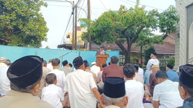 Jemaah mengikuti Salat Idulfitri 1447 H di halaman Masjid Al-Istiqomah Tahunan, Jepara, saat khutbah disampaikan Ustaz Asep Sutisna, Jumat (20/3/2026).