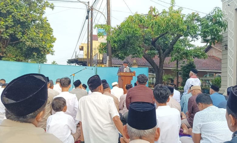 Jemaah mengikuti Salat Idulfitri 1447 H di halaman Masjid Al-Istiqomah Tahunan, Jepara, saat khutbah disampaikan Ustaz Asep Sutisna, Jumat (20/3/2026).