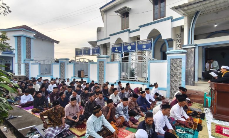Jemaah mengikuti Salat Idulfitri 1447 H di Masjid At-Taqwa Dorang, Jepara, saat khutbah disampaikan KH Badruddin Noor, Jumat (20/3/2026).