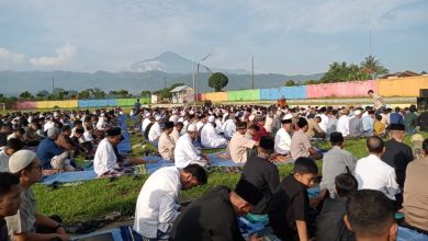 Ribuan jemaah mengikuti Salat Idulfitri 1447 H di Lapangan Mariko, Randudongkal, Pemalang, Jumat (20/3/2026).