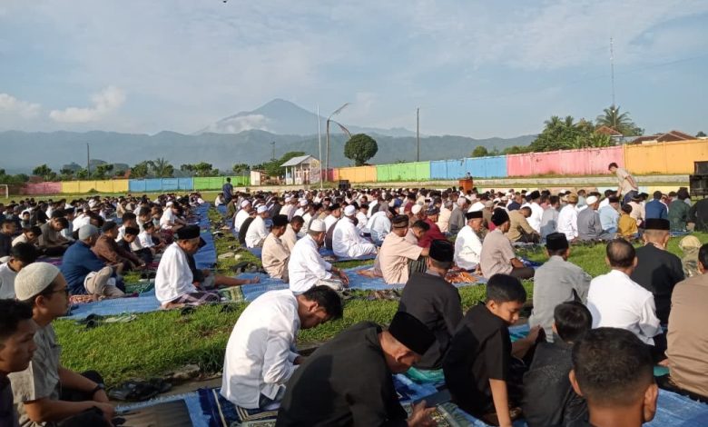 Ribuan jemaah mengikuti Salat Idulfitri 1447 H di Lapangan Mariko, Randudongkal, Pemalang, Jumat (20/3/2026).