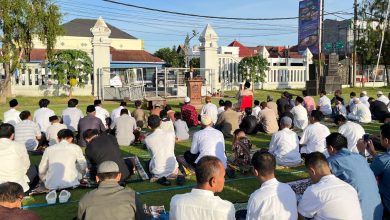 Jemaah mengikuti Salat Idulfitri 1447 H di Lapangan Kottabarat, Surakarta, dengan khutbah yang disampaikan Prof Andri Nirwana, Jumat (20/3/2026).
