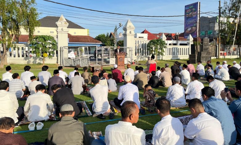 Jemaah mengikuti Salat Idulfitri 1447 H di Lapangan Kottabarat, Surakarta, dengan khutbah yang disampaikan Prof Andri Nirwana, Jumat (20/3/2026).
