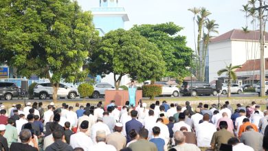 Jemaah melaksanakan Salat Idulfitri 1447 H di Lapangan Mas Mansoer, Kampus I Universitas Muhammadiyah Purwokerto, dengan khatib menyampaikan khutbah di depan peserta salat.