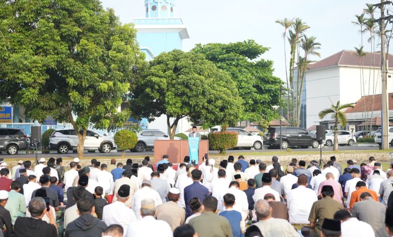 Jemaah melaksanakan Salat Idulfitri 1447 H di Lapangan Mas Mansoer, Kampus I Universitas Muhammadiyah Purwokerto, dengan khatib menyampaikan khutbah di depan peserta salat.