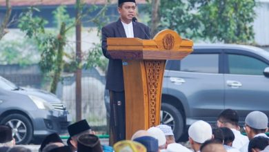 Rektor UMP menyampaikan khutbah Salat Idulfitri 1447 H di halaman Gedung Presiden Tower Kampus 2 UMP di hadapan jemaah.