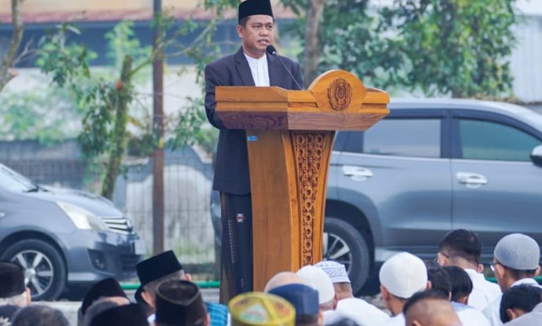 Rektor UMP menyampaikan khutbah Salat Idulfitri 1447 H di halaman Gedung Presiden Tower Kampus 2 UMP di hadapan jemaah.