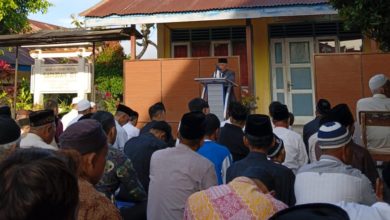 Jemaah mengikuti Salat Idulfitri 1447 H Muhammadiyah Sapuran di halaman SDN 1 Sapuran saat khatib menyampaikan khutbah.