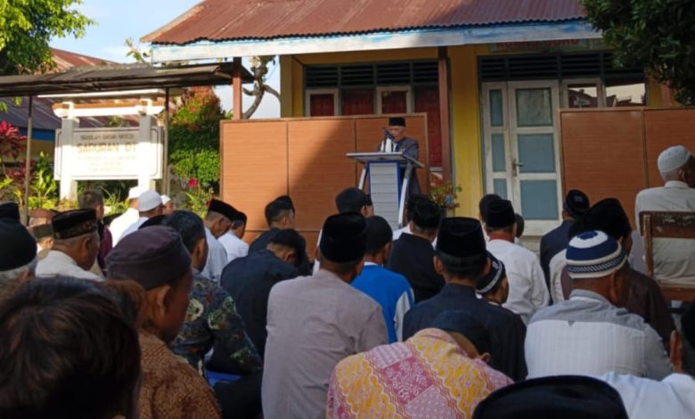 Jemaah mengikuti Salat Idulfitri 1447 H Muhammadiyah Sapuran di halaman SDN 1 Sapuran saat khatib menyampaikan khutbah.