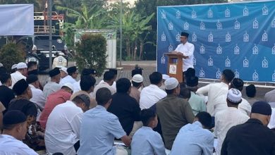 Jemaah mengikuti salat Idulfitri saat khatib menyampaikan pesan Idulfitri Muhammadiyah di hadapan ratusan peserta.