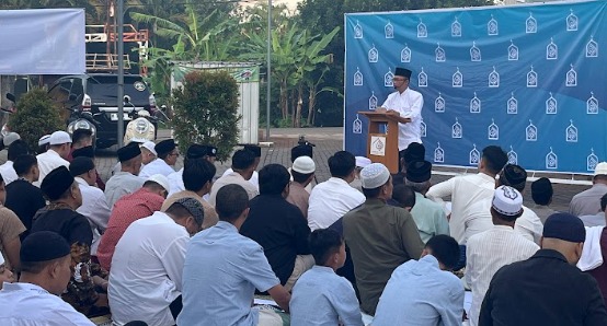 Jemaah mengikuti salat Idulfitri saat khatib menyampaikan pesan Idulfitri Muhammadiyah di hadapan ratusan peserta.