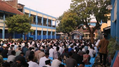 Ribuan jemaah pria memadati halaman SD Muhammadiyah Blimbingrejo saat pelaksanaan Salat Idulfitri 1447 H di Jepara.