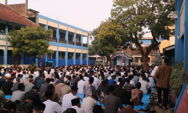 Ribuan jemaah pria memadati halaman SD Muhammadiyah Blimbingrejo saat pelaksanaan Salat Idulfitri 1447 H di Jepara.