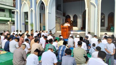 Jemaah mengikuti Salat Idulfitri di Masjid Mujahidin Getaspejaten, Jati, Kudus, saat khatib menyampaikan khutbah.