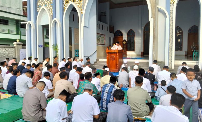 Jemaah mengikuti Salat Idulfitri di Masjid Mujahidin Getaspejaten, Jati, Kudus, saat khatib menyampaikan khutbah.
