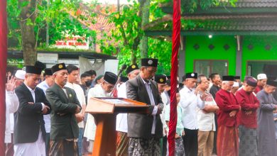 Jemaah mengikuti Salat Idulfitri 1447 H PD Muhammadiyah Blora di halaman GOR Mustika Blora dengan imam memimpin salat di depan mimbar.