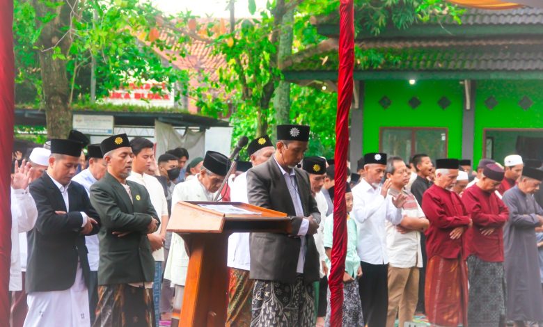 Jemaah mengikuti Salat Idulfitri 1447 H PD Muhammadiyah Blora di halaman GOR Mustika Blora dengan imam memimpin salat di depan mimbar.