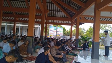 Jemaah mengikuti Salat Idulfitri 1447 H PCM Baturraden di Aula Balai Desa Rempoah, Banyumas, saat khatib menyampaikan khutbah.