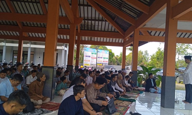 Jemaah mengikuti Salat Idulfitri 1447 H PCM Baturraden di Aula Balai Desa Rempoah, Banyumas, saat khatib menyampaikan khutbah.
