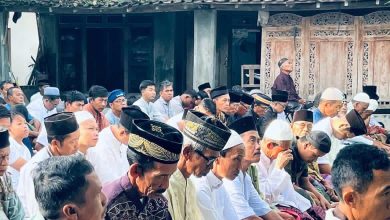 Jamaah mengikuti shalat Idulfitri 1447 H di Masjid At-Taqwa Pakbayan, Talang, Bayat, Klaten, dengan khusyuk saat mendengarkan khutbah tentang tanda puasa Ramadhan diterima.