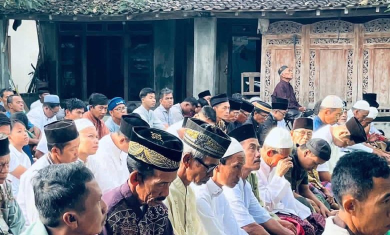 Jamaah mengikuti shalat Idulfitri 1447 H di Masjid At-Taqwa Pakbayan, Talang, Bayat, Klaten, dengan khusyuk saat mendengarkan khutbah tentang tanda puasa Ramadhan diterima.