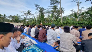 Jamaah mengikuti salat Idulfitri 1447 H di Lapangan Desa Baledu, Temanggung, saat mendengarkan khutbah yang disampaikan Ustaz Aji Jati Nova.
