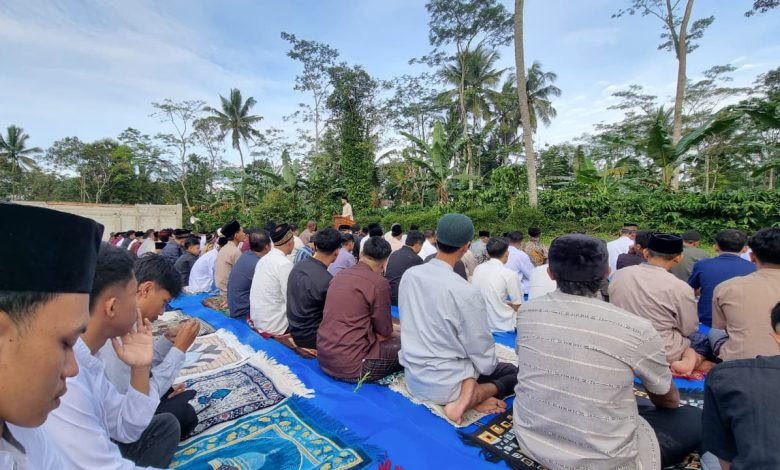 Jamaah mengikuti salat Idulfitri 1447 H di Lapangan Desa Baledu, Temanggung, saat mendengarkan khutbah yang disampaikan Ustaz Aji Jati Nova.