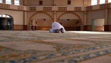 Seorang muslim sedang sujud di dalam masjid sebagai ilustrasi pembahasan hukum doa saat sujud menurut Muhammadiyah.
