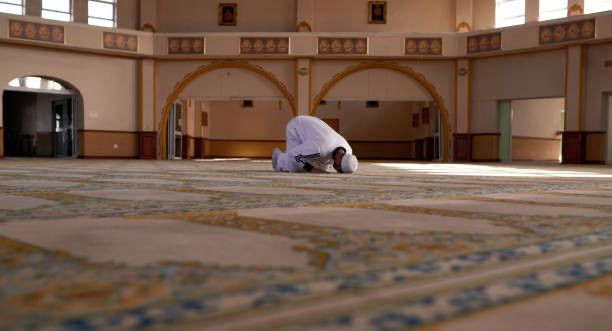 Seorang muslim sedang sujud di dalam masjid sebagai ilustrasi pembahasan hukum doa saat sujud menurut Muhammadiyah.