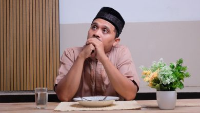 Ilustrasi seorang pria Muslim menahan lapar saat puasa Ramadan terkait pembahasan fidyah dan qadha puasa dalam Islam.