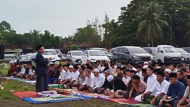 Suasana khutbah Idul Fitri PCM Keling di Alun-Alun RS Rehatta Kelet, Jepara, dengan jamaah mengikuti salat Id di area terbuka.
