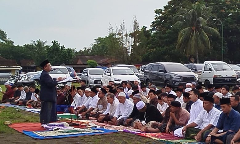 Suasana khutbah Idul Fitri PCM Keling di Alun-Alun RS Rehatta Kelet, Jepara, dengan jamaah mengikuti salat Id di area terbuka.