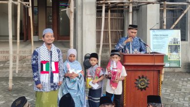 Anak-anak penerima penghargaan berdiri di depan Masjid At-Taqwa Mayong Kidul saat acara apresiasi anak teladan pada pagi Idul Fitri 2026.