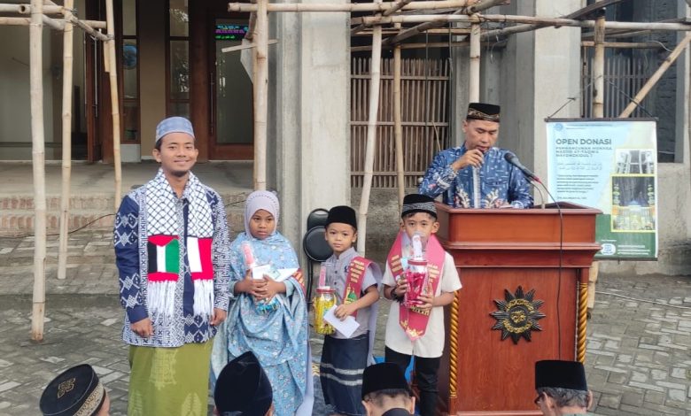 Anak-anak penerima penghargaan berdiri di depan Masjid At-Taqwa Mayong Kidul saat acara apresiasi anak teladan pada pagi Idul Fitri 2026.