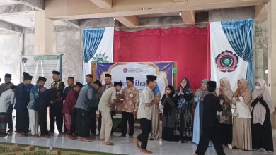 Suasana halalbihalal PonpesMU Manafi’ul ‘Ulum Sambi saat para asatidz dan tenaga pendidik saling bersalaman di kompleks pesantren.
