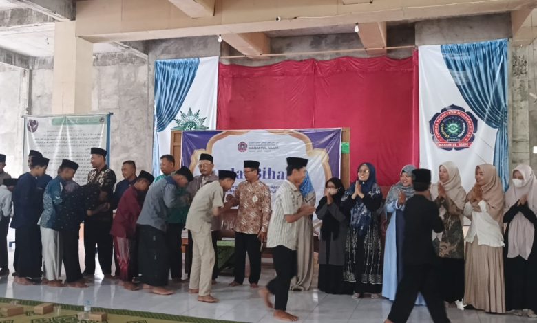 Suasana halalbihalal PonpesMU Manafi’ul ‘Ulum Sambi saat para asatidz dan tenaga pendidik saling bersalaman di kompleks pesantren.