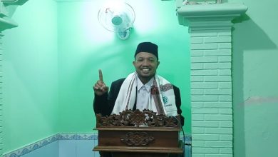 Ustaz Dwi Jatmiko menyampaikan khutbah Jumat di mimbar Masjid Asy Syi’ar, Kompleks RRI Kestelan, Banjarsari, Solo.