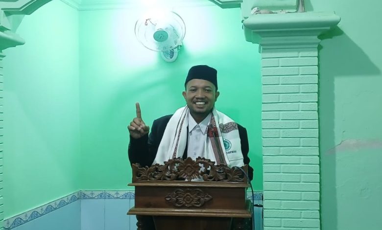 Ustaz Dwi Jatmiko menyampaikan khutbah Jumat di mimbar Masjid Asy Syi’ar, Kompleks RRI Kestelan, Banjarsari, Solo.