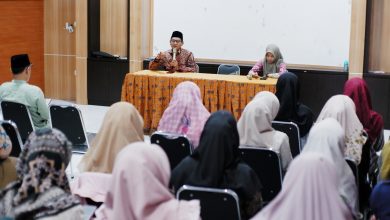 Suasana halalbihalal guru dan tenaga kependidikan SD Muhammadiyah PK Kottabarat Solo di Ruang Haji Isa dengan tausiyah di depan para peserta.