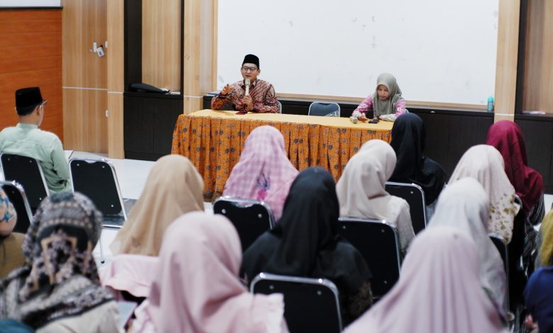 Suasana halalbihalal guru dan tenaga kependidikan SD Muhammadiyah PK Kottabarat Solo di Ruang Haji Isa dengan tausiyah di depan para peserta.